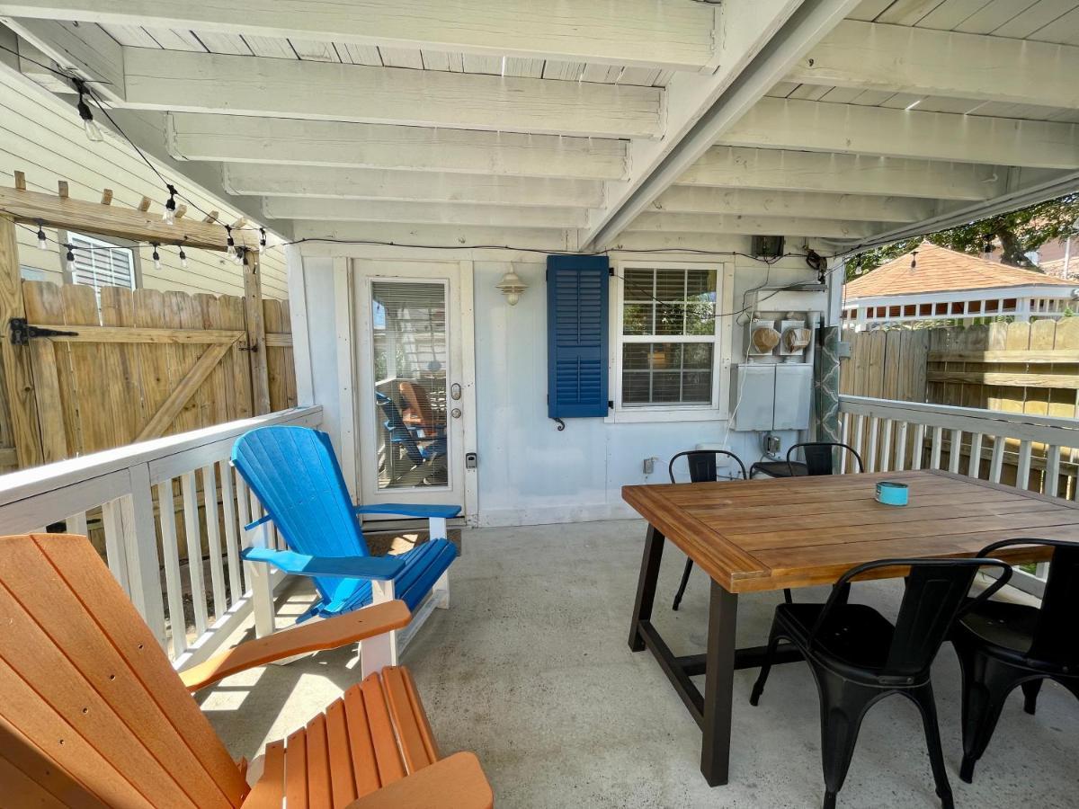 Seablue Cottage - Downstairs; 2 Blocks To The Beach Galveston Exterior foto